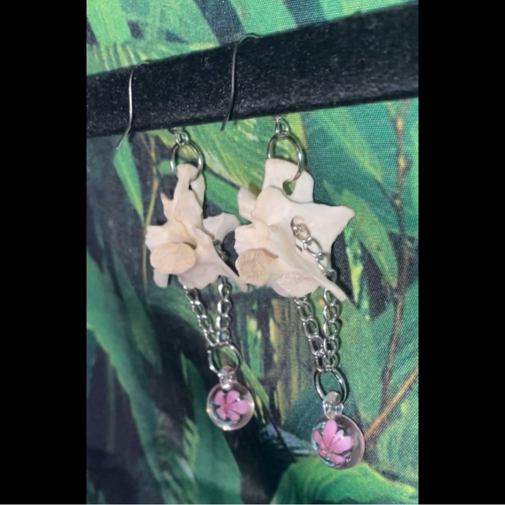 Real Possum Vertebrae Glass Flower 🌸 Charm Earrings - Picture 15 of 17